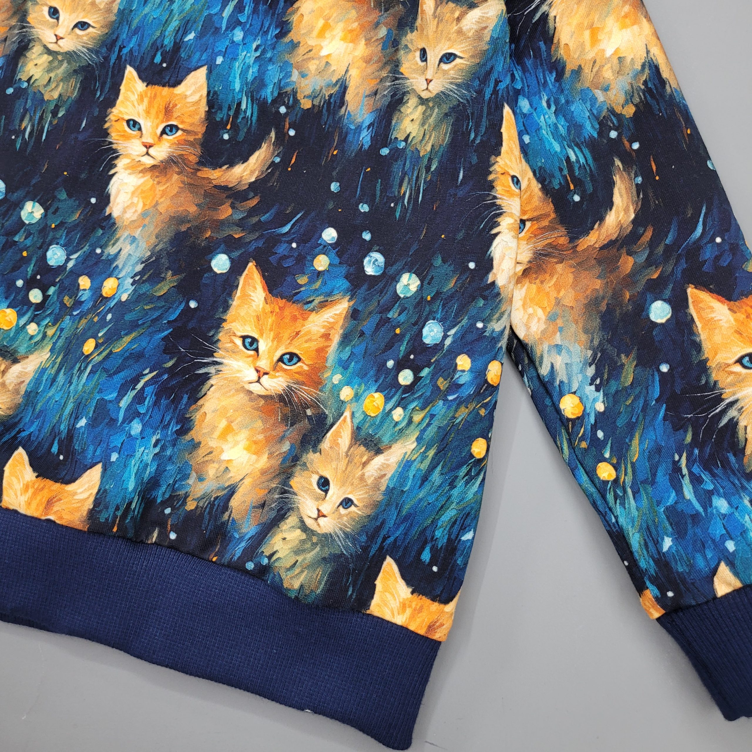 Bluza Rudy Kot Na Granatowym Tle - obrazek 2