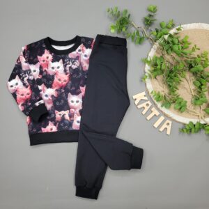 Bluza Różowe Białe Koty Na Czarnym Wzorze