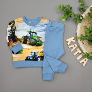 Dres Kolorowe Traktory: bluza z nadrukiem traktorów na polu i gładkie błękitne spodnie