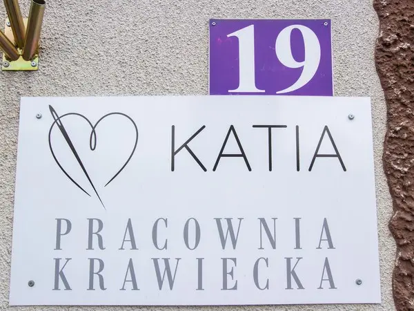 Tabliczka „Katia Pracownia Krawiecka” przy numerze 19